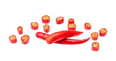 parte superior ver conjunto de rojo chile pimienta o pimentón pimienta con rebanadas en apilar aislado en blanco antecedentes con recorte camino foto