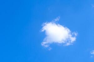 hermosa azul cielo con extraño forma de nubes en el Mañana o noche usado como natural antecedentes textura en decorativo Arte trabajo foto