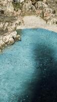 vista aerea dal drone volante dell'isola rocciosa nell'Oceano Atlantico video