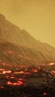 prachtig uitzicht 's nachts op de actieve vulkaan met rode lava video