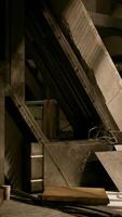 en vagt belyst rum med en slående metall strukturera i de Centrum video