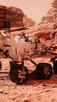 mars rover persévérance explorant la planète rouge. éléments fournis par la nasa. video