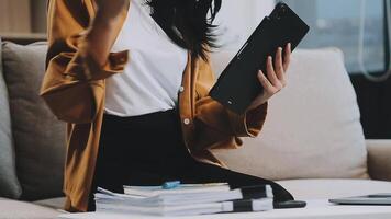 femme d'affaires asiatique utilisant un ordinateur portable et travaillant au bureau avec un document de calculatrice sur le bureau, faisant la planification en analysant le rapport financier, l'investissement dans le plan d'affaires, le concept d'analyse financière. video