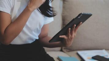 Aziatisch vrouw ondernemer bezig met haar werk in de kantoor. jong Aziatisch vrouw werk Aan bureau laptop telefoon terwijl planning verkoop, Onderzoek of financieel strategie in bedrijf video