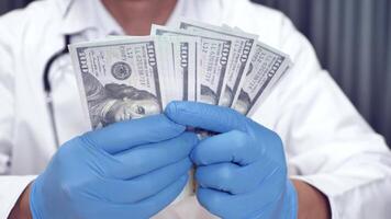 läkare räkning dollar på de skrivbord video