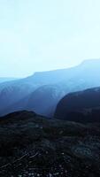 montagnes noires dans un épais brouillard video