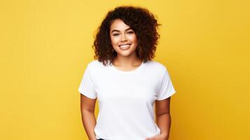 alegre joven Hispano más Talla cuerpo positivo hembra mujer niña 30s en blanco blanco diseño casual camiseta posando color antecedentes estudio retrato, ai foto