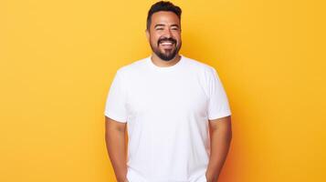 alegre joven Hispano más Talla cuerpo positivo masculino hombre chico chico 30s en blanco blanco diseño casual camiseta posando color antecedentes estudio retrato, ai foto