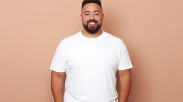 alegre joven Hispano más Talla cuerpo positivo masculino hombre chico chico 30s en blanco blanco diseño casual camiseta posando color antecedentes estudio retrato, ai foto