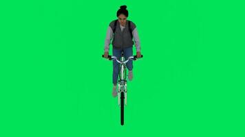 masculino turista ciclista montando un bicicleta desde el frente ángulo video