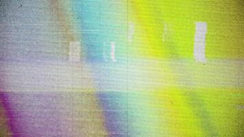 en regnbåge färgad tv skärm med en vit bakgrund video