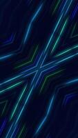 verticale - branché jeu Contexte avec embrasé vert et bleu néon lumière poutres. élégant futuriste technologie animation. video