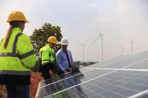 el Ingenieria diseñador tenido un discusión con su trabajo en equipo a solar paneles acerca de el prototipo de el solar célula a el campo foto