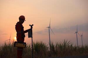 verde energía sistema ingeniero cheque viento sensor en viento turbina granja, sostenible energía foto