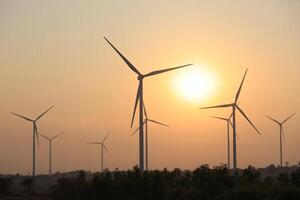 silueta molino granja genera verde energía, un sostenible energía alternativa a fósil combustibles, peleas clima cambio y global calentamiento con verde alternativa energía, viento poder foto