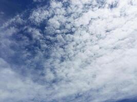 azul cielo horizonte antecedentes con nubes en un soleado día. foto