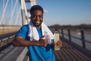 retrato de joven afroamericano hombre quien es Listo para Deportes capacitación. foto