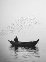 antiguo hombre en un barco remo en un lago con rebaño de aves disperso a través de el cielo arriba. consiguiendo viejo, nostalgia, negro y blanco antecedentes foto