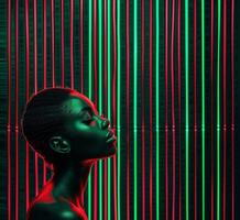 africano americano joven mujer con su cara iluminado por vertical brillante rojo neón tubos negro historia conceptual antecedentes foto