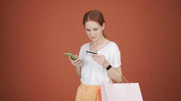 femme achats sur le téléphone. video