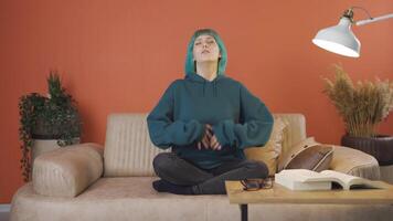 el meditando joven mujer. video