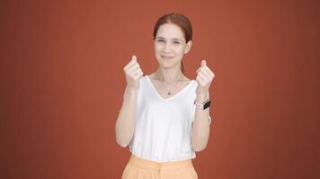kvinna framställning pengar tecken med henne händer. video