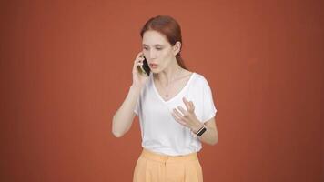 enojado mujer hablando en el teléfono. video