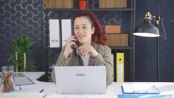 o negócio mulher obtendo Boa notícia em a telefone. video