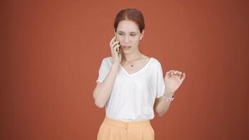 vrouw krijgen slecht nieuws Aan de telefoon krijgt van streek. video