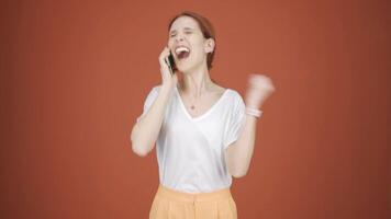 mulher recebendo Evangelho em a telefone. video