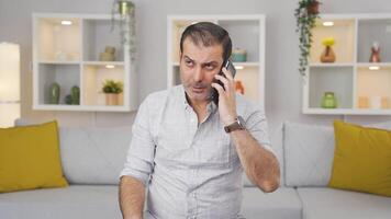 arrabbiato uomo parlando su il Telefono. video