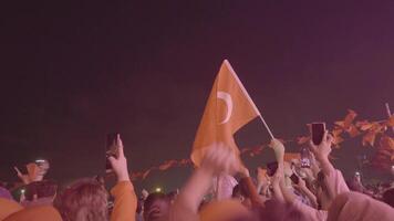 kalkoen Istanbul 29 th oktober 2023. hand- Holding Turks vlag viert 100 jaar verjaardag net zo een republiek. video