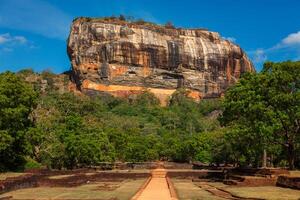 famoso turista punto de referencia - antiguo sigiriya roca, sri lanka foto