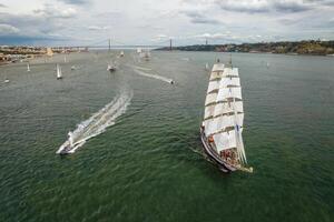 alto buques navegación en tajo río. Lisboa, Portugal foto