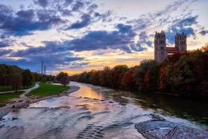 isar río, parque y S t maximiliano Iglesia desde Reichenbach puente. münchen, baviera, Alemania. foto