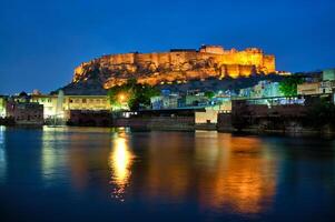 mehrangarh fuerte en crepúsculo. jodhpur, India foto