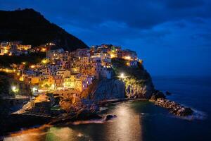 manarola pueblo en el noche, cinque tierra, liguria, Italia foto