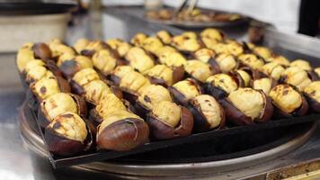 traditionnel Istanbul rue nourriture grillé châtaignes dans une rangée video