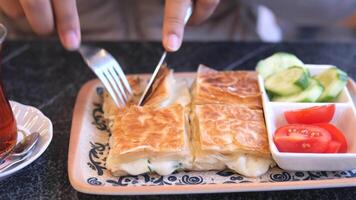 traditionell Türkisch Küche Gebäck Borek auf ein Teller video