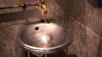 water laten vallen van water kraan in een badkamer video