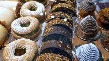 een rangschikking van gebakken goederen, inclusief gebakjes, is tentoongesteld in de bakkerij video