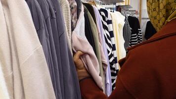 femme choisir vêtements dans magasin. video