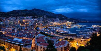 panorama de Mónaco en el noche foto