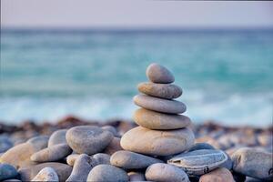 zen equilibrado piedras apilar en playa foto