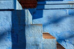 escalera de azul pintado casa en jodhpur, azul ciudad alrededor mehrangarh fuerte. jodhur, Rajasthan foto