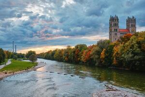 isar río, parque y S t maximiliano Iglesia desde Reichenbach puente. münchen, baviera, Alemania. foto