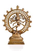 estatua de shiva nataraja - señor de danza aislado foto