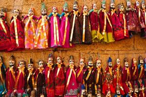 tradicional Rajasthani marionetas para rebaja en jaisalmer, rajastán, India. foto