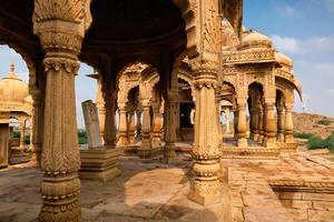 bada bolsa cenotafios hindú tumba mausoleo . jaisalmer, rajastán, India foto