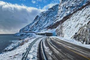 la carretera en Noruega en invierno foto